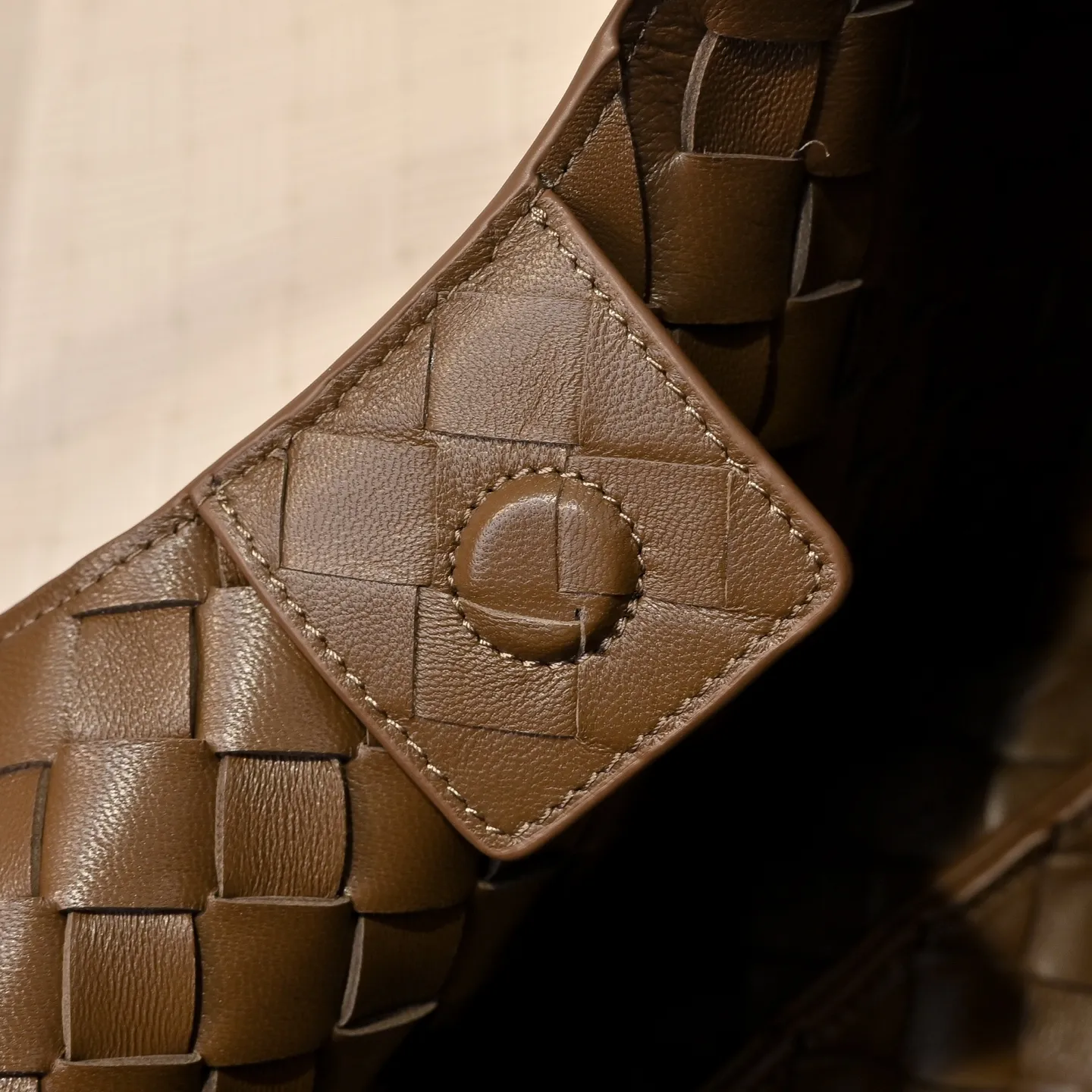 Batch 2160 new products are coming! BOTTEGA VENETA Bottega Veneta's 2025 new Campana shoulder bag is on the market~ First of all, I would like to praise the weight of this bag. As a not too small bag, it is very light for daily use. For people like me who need to carry a lot of belongings when going out, this advantage is great, and it greatly reduces the burden of traveling. 🛍️The shape is a bit like a combination of parachute and jodie. The blunt triangle shape is cute and honest. Carrying it on your back when going shopping is a good mood accelerator. The handles and body of the bag are both classic weaves. A tie is added to the original open design. If it is not tied up, the bag will look like a small vegetable basket when carried. Style number: 4249 Size: 33*20*16.5cm